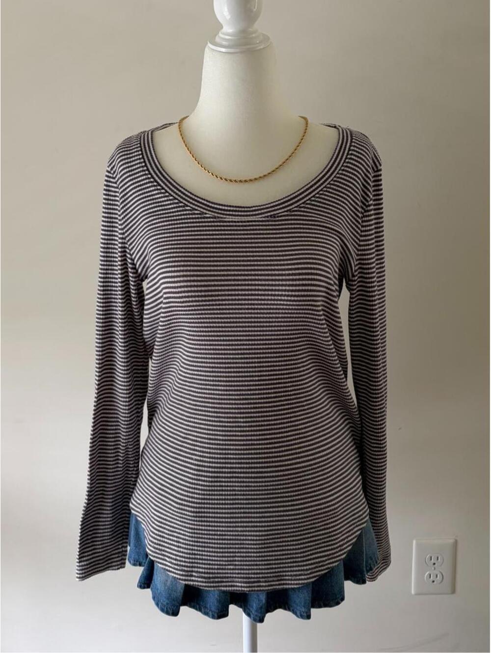 Y2K LOFT Black & White Striped Long Sleeve Scoop Neck Top | Vintage Ribbed Tee